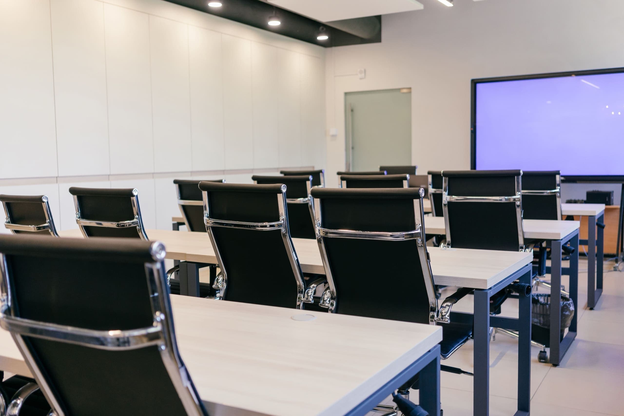 Teilnehmende in einem modernen Seminarraum der Akademie